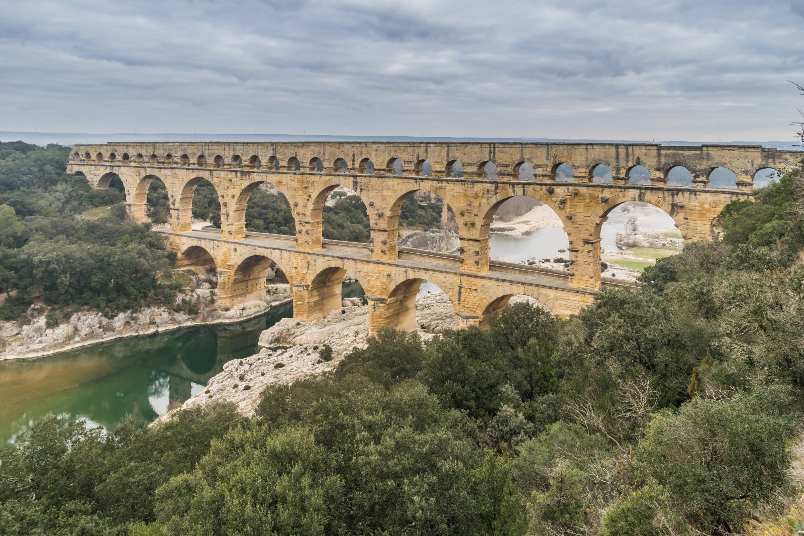 Il Pont du Gard è un antico ponte dell'acquedotto romano - Vers-Pont-du-Gard | Secret World Trip Planner