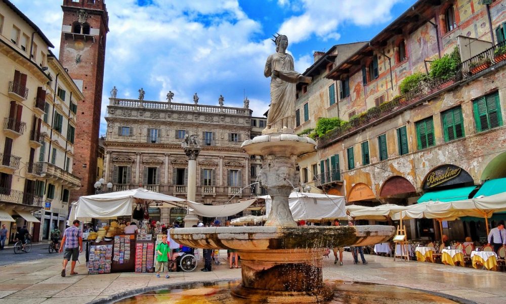 Verona en het prachtige Piazza Erbe — Verona
