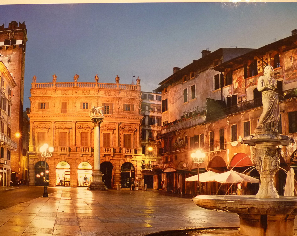 Verona en het prachtige Piazza Erbe - Verona | Secret World Trip Planner