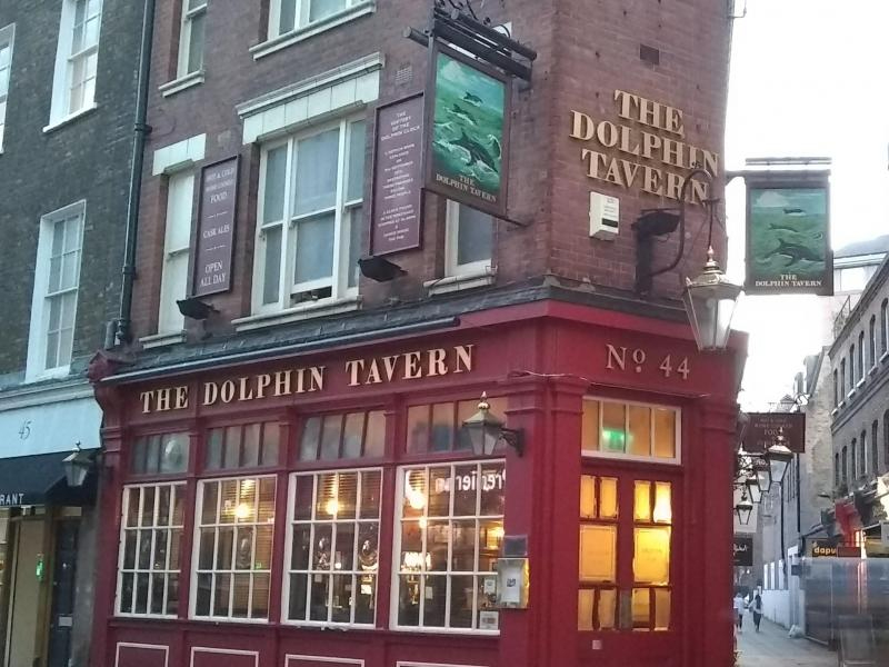 EL RELOJ DE LA TABERNA DEL DELFÍN — 44 Red Lion St