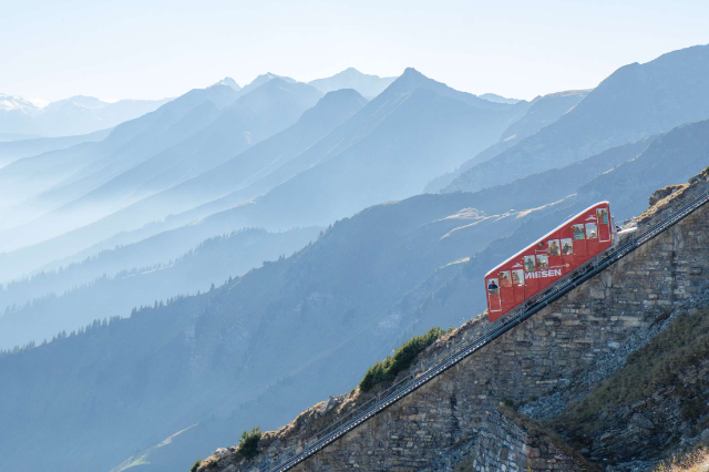 De kabelbaan Niesenbahn - Aeschi bei Spiez | Secret World Trip Planner