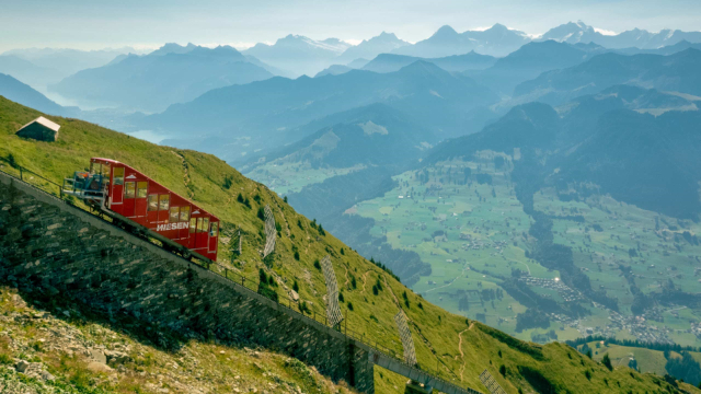 De kabelbaan Niesenbahn - Aeschi bei Spiez | Secret World Trip Planner