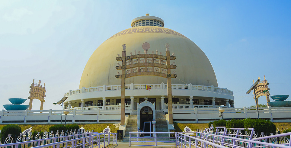 Dhamma chakra stupa, znana również jako Deeksha Bhumi — Nagpur