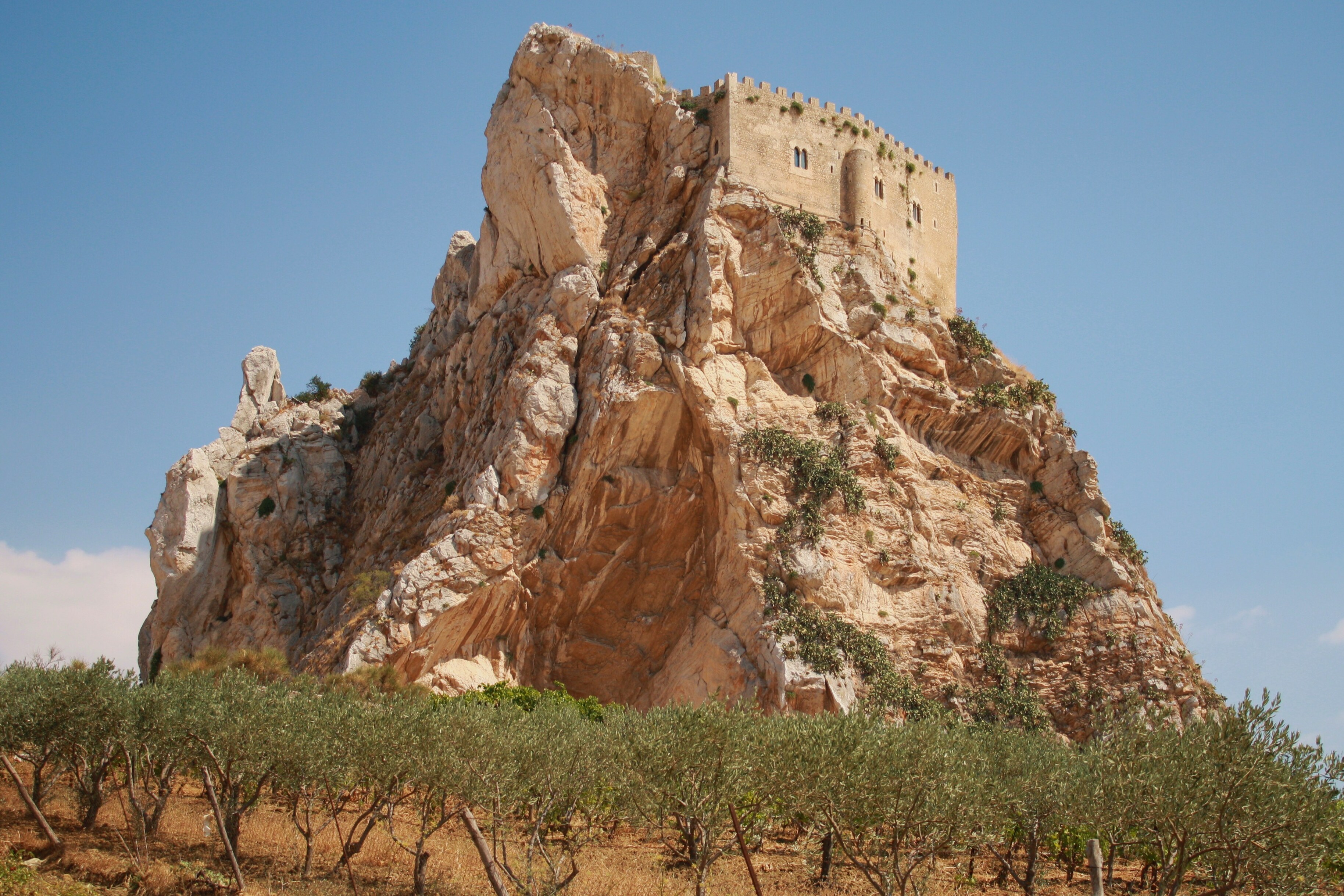 O Castelo de Mussomeli - Mussomeli | Secret World Trip Planner