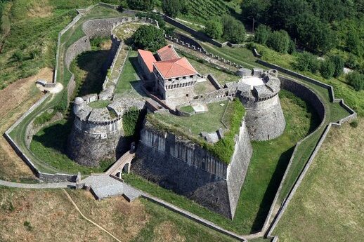 Imponująca twierdza Sarzanello - Sarzana | Secret World Trip Planner