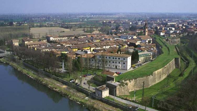 Otoczone murem miasto Pizzigettone - Pizzighettone | Secret World Trip Planner