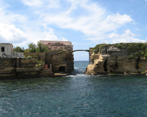 Het vreemde verhaal van het vervloekte eiland Gaiola - Napoli | Secret World Trip Planner