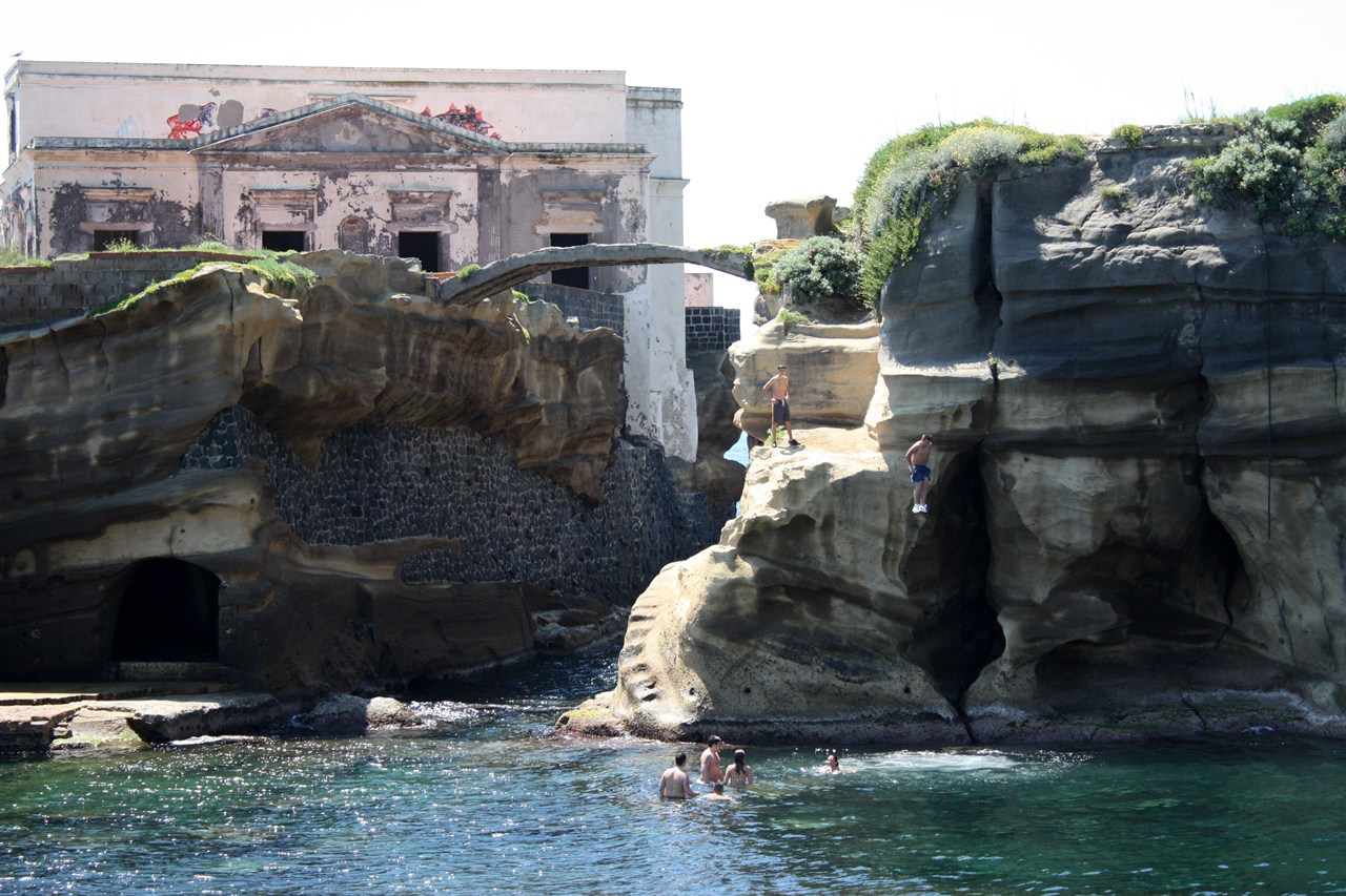Het vreemde verhaal van het vervloekte eiland Gaiola - Napoli | Secret World Trip Planner