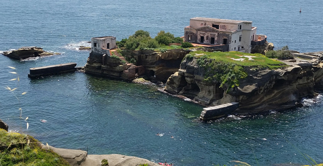 Het vreemde verhaal van het vervloekte eiland Gaiola - Napoli | Secret World Trip Planner