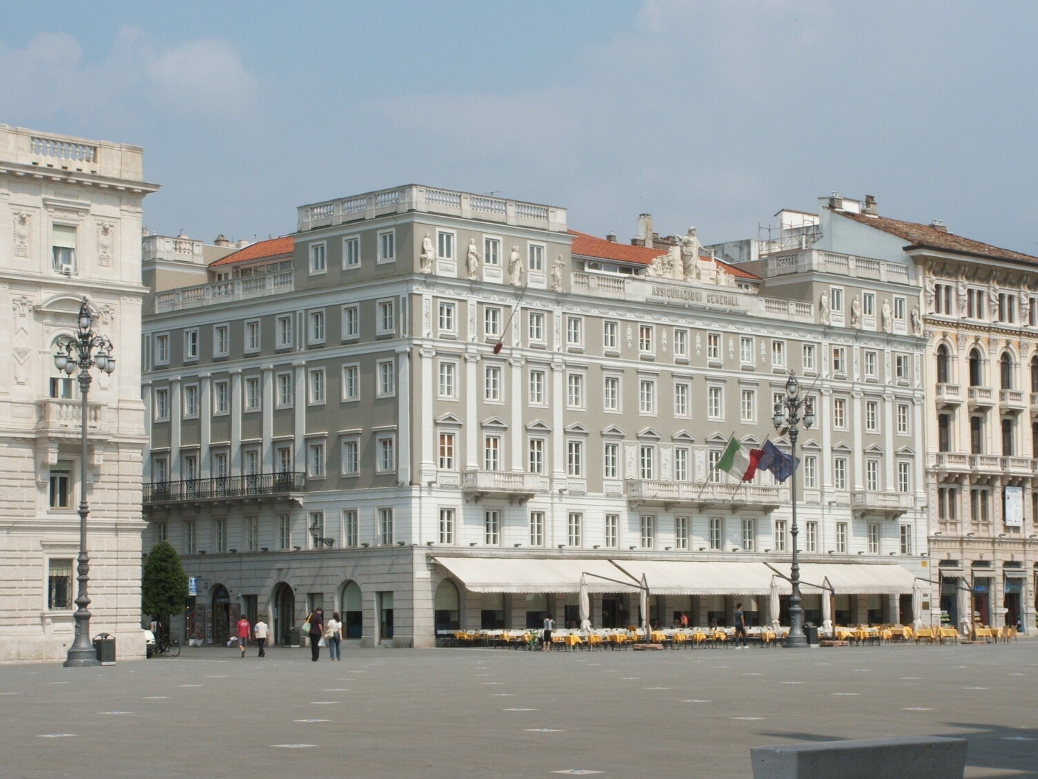 Trieste : Caffé degli Specchi, il più rinomato caffé della città - Trieste | Secret World Trip Planner