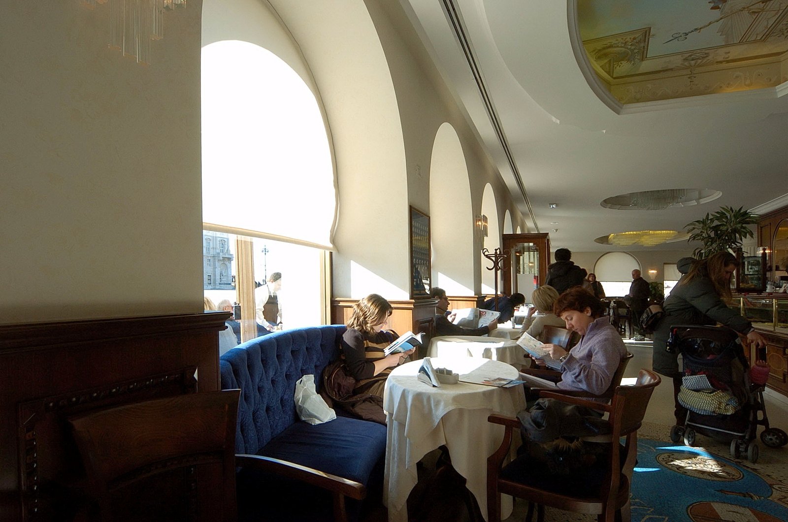 Trieste : Caffé degli Specchi, il più rinomato caffé della città - Trieste | Secret World Trip Planner