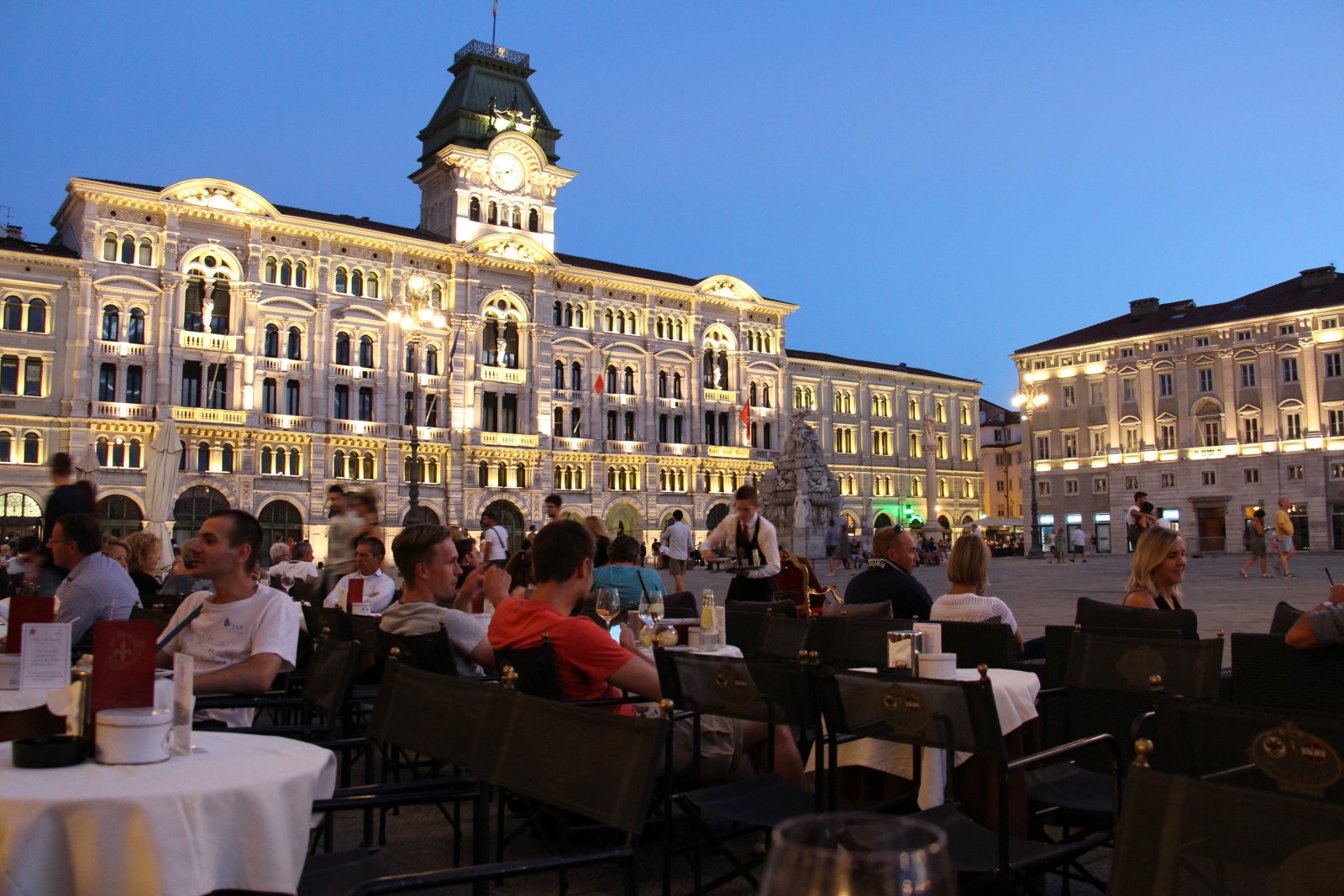 Trieste : Caffé degli Specchi, il più rinomato caffé della città - Trieste | Secret World Trip Planner