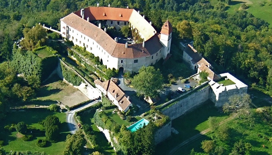 Castello d'ambra - Bernstein | Secret World Trip Planner