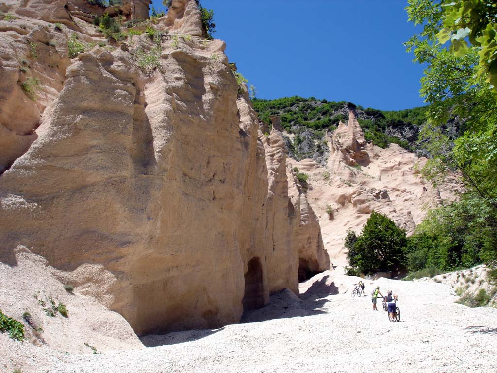 Rode messen van Fiastra - Trebbio | Secret World Trip Planner