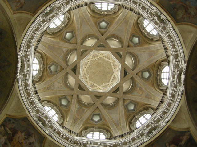 Prawdziwy kościół San Lorenzo - Torino | Secret World Trip Planner