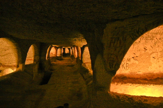 Катакомбы Милоса Замысловатая сеть подземных гробниц, вырезанных - Milos 848 00 | Secret World Trip Planner
