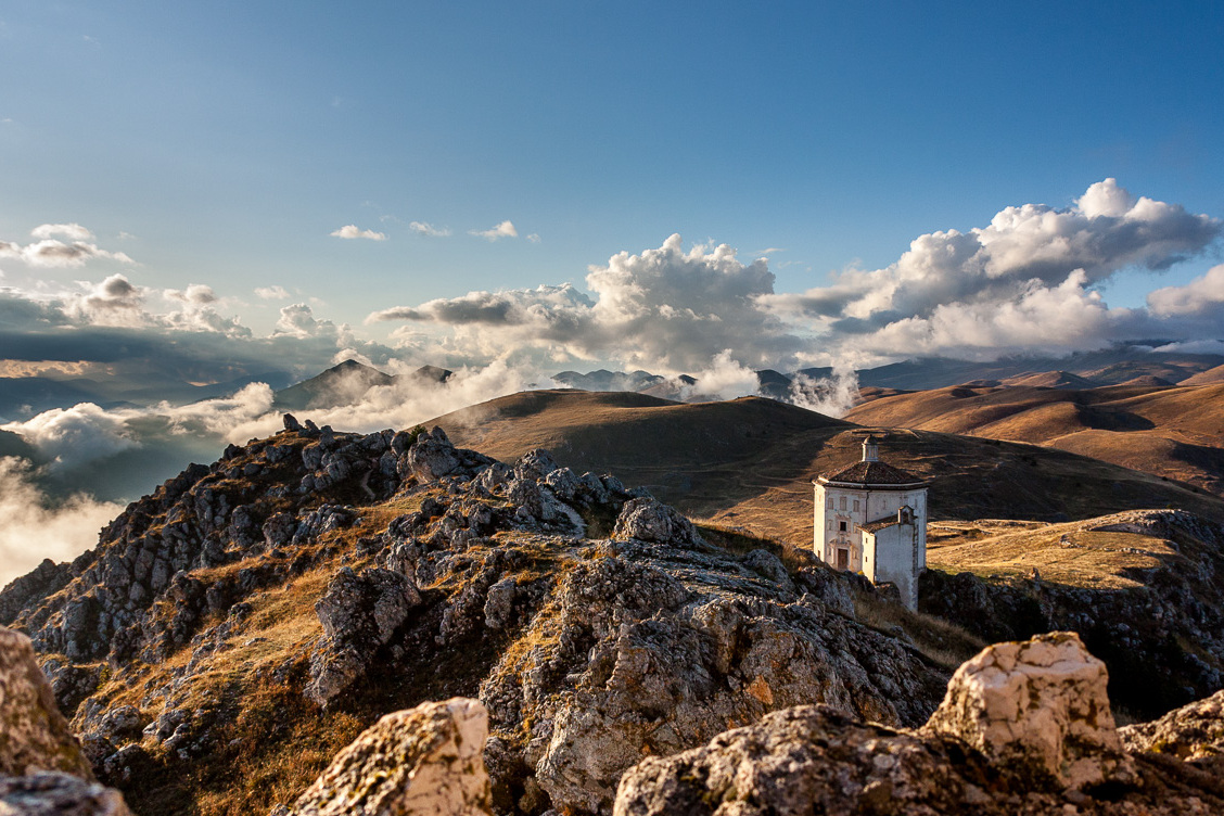 Calascio: Die Kirche Santa Maria della Pietà - Calascio | Secret World Trip Planner