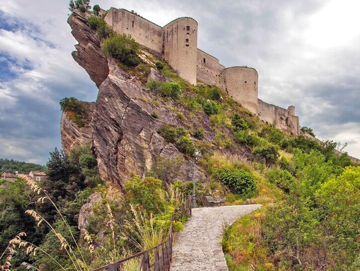 Das Schloss von Roccascalegna - Roccascalegna | Secret World Trip Planner