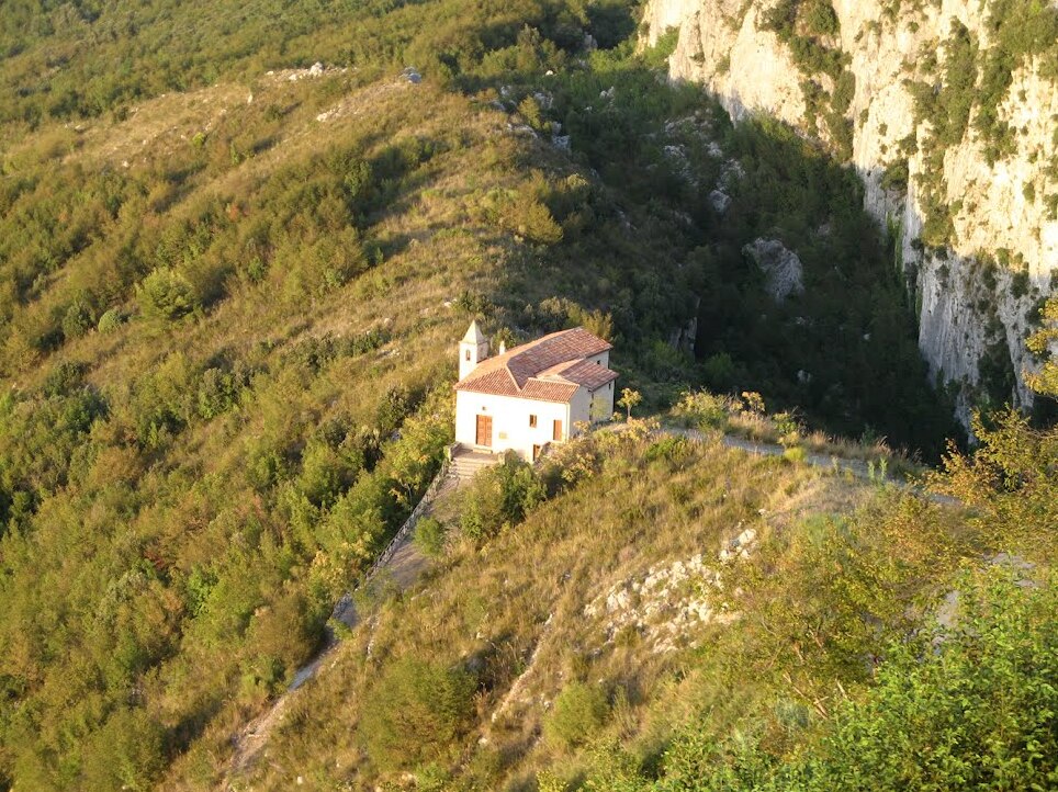 Monte San Biagio: a Igreja da Madonna della Neve - Santa Caterina | Secret World Trip Planner