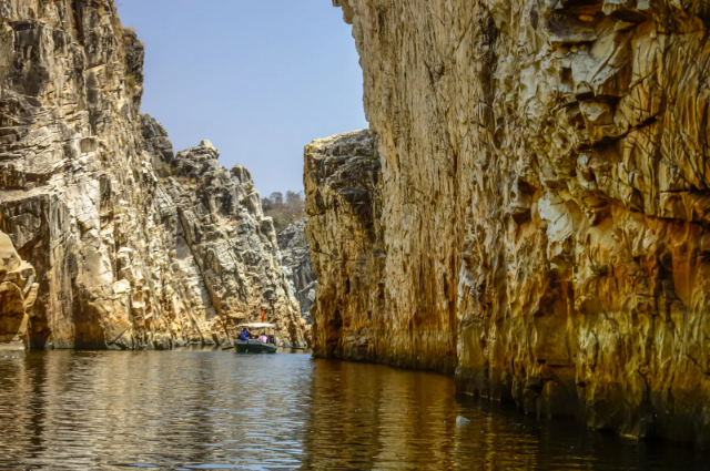 De marmeren rotskloven in Jabalpur - Bhedaghat | Secret World Trip Planner