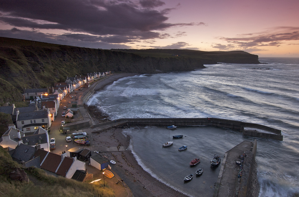 Eingebettet am Fuße imposanter Klippen: Pennan — Pennan
