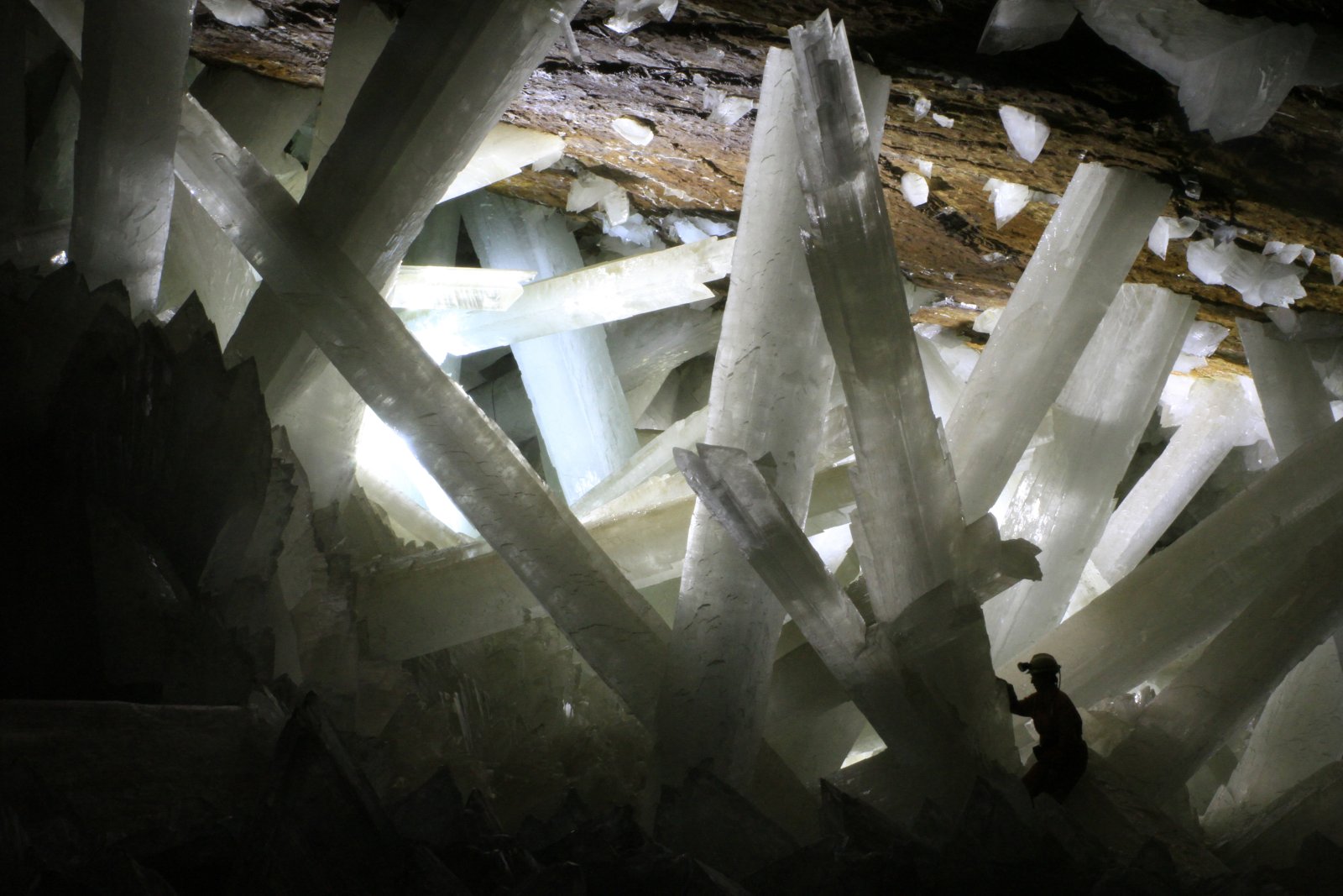 結晶の洞窟または巨大な結晶の洞窟（スペイン語：Cueva de los Cristales) - Naica | Secret World Trip Planner