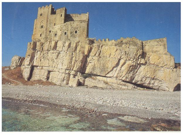 Castillo Templario Fredericiano - Roseto Capo Spulico | Secret World Trip Planner