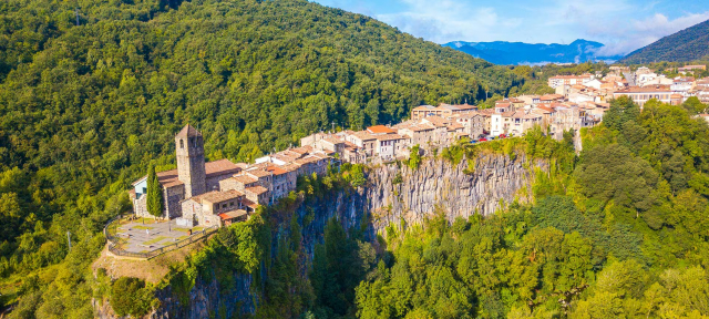 Кастельфоллит-де-ла-Рока - деревня на краю времени - Girona | Secret World Trip Planner