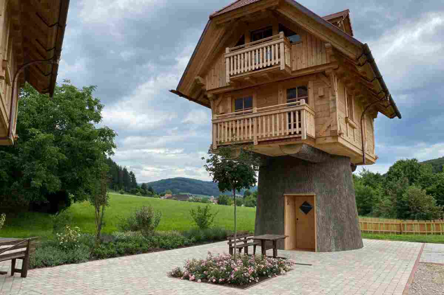 Schwarzwalder Hof - это деревня с домиками на деревьях. - Freiburg im Breisgau | Secret World Trip Planner