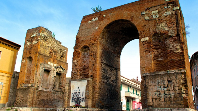 哈德良拱门 - Santa Maria Capua Vetere | Secret World Trip Planner