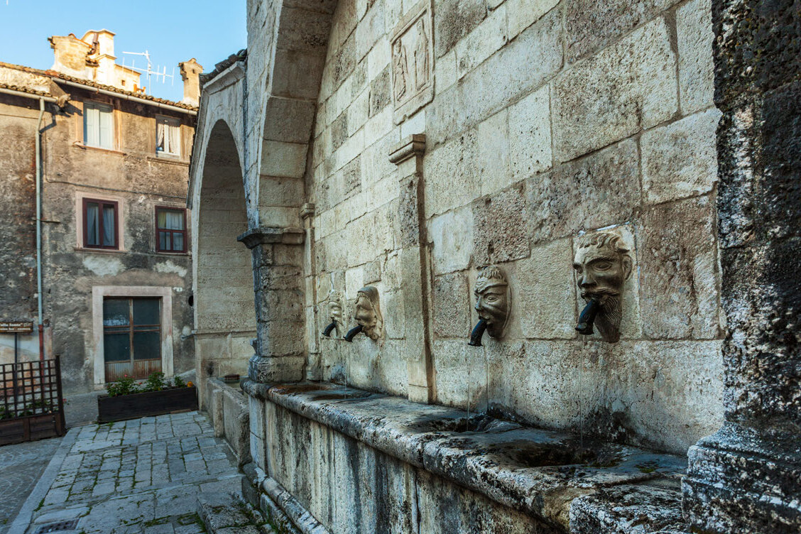 Der Sarakbrunnen, 5 unglaubliche Brunnen - Scanno | Secret World Trip Planner
