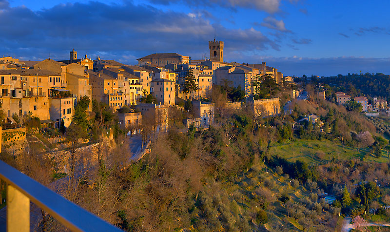 Huis van luipaarden - Recanati | Secret World Trip Planner
