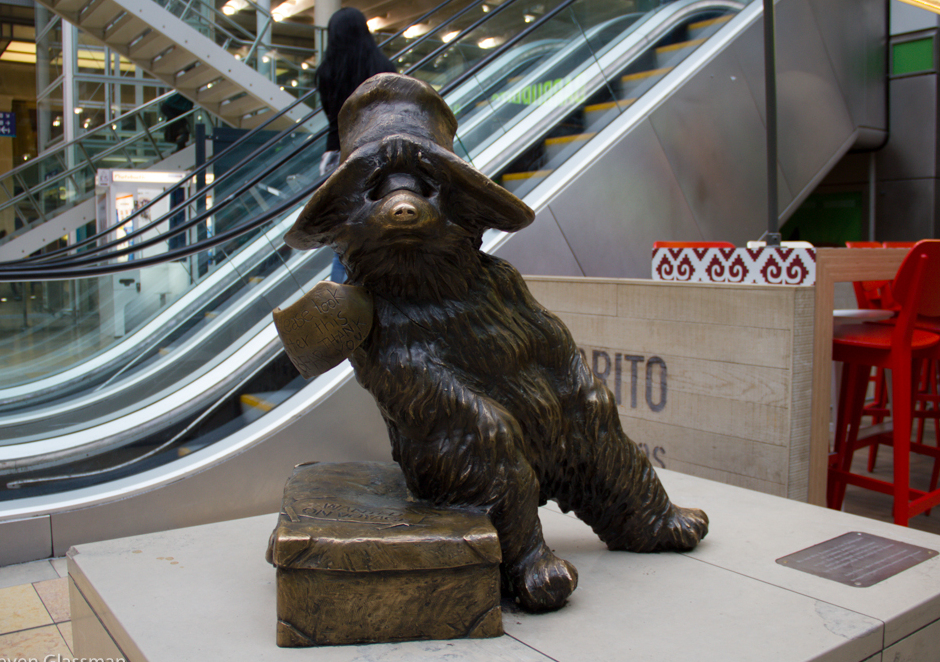 Estátua do urso Paddington na estação de Paddington — Londra