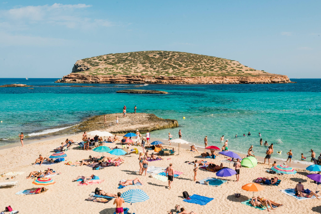A praia de Cala Comte - 07829 | Secret World Trip Planner
