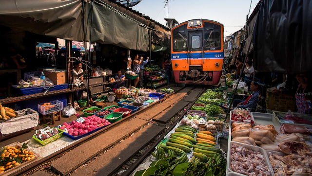 Mercado ferroviário de Maeklong - แม่กลอง | Secret World Trip Planner