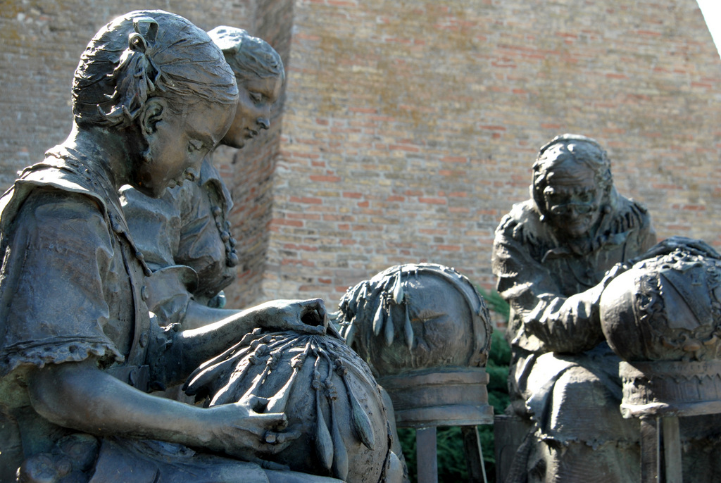 Fontein monument voor de kant maker - Offida | Secret World Trip Planner