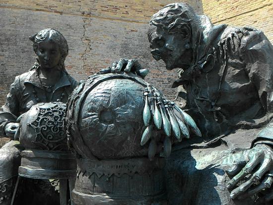 Fontein monument voor de kant maker - Offida | Secret World Trip Planner