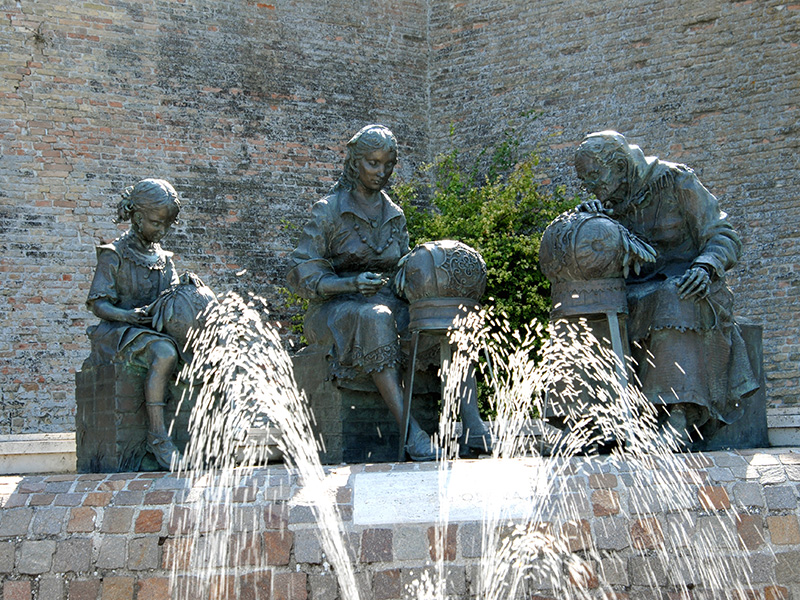 Fontein monument voor de kant maker - Offida | Secret World Trip Planner