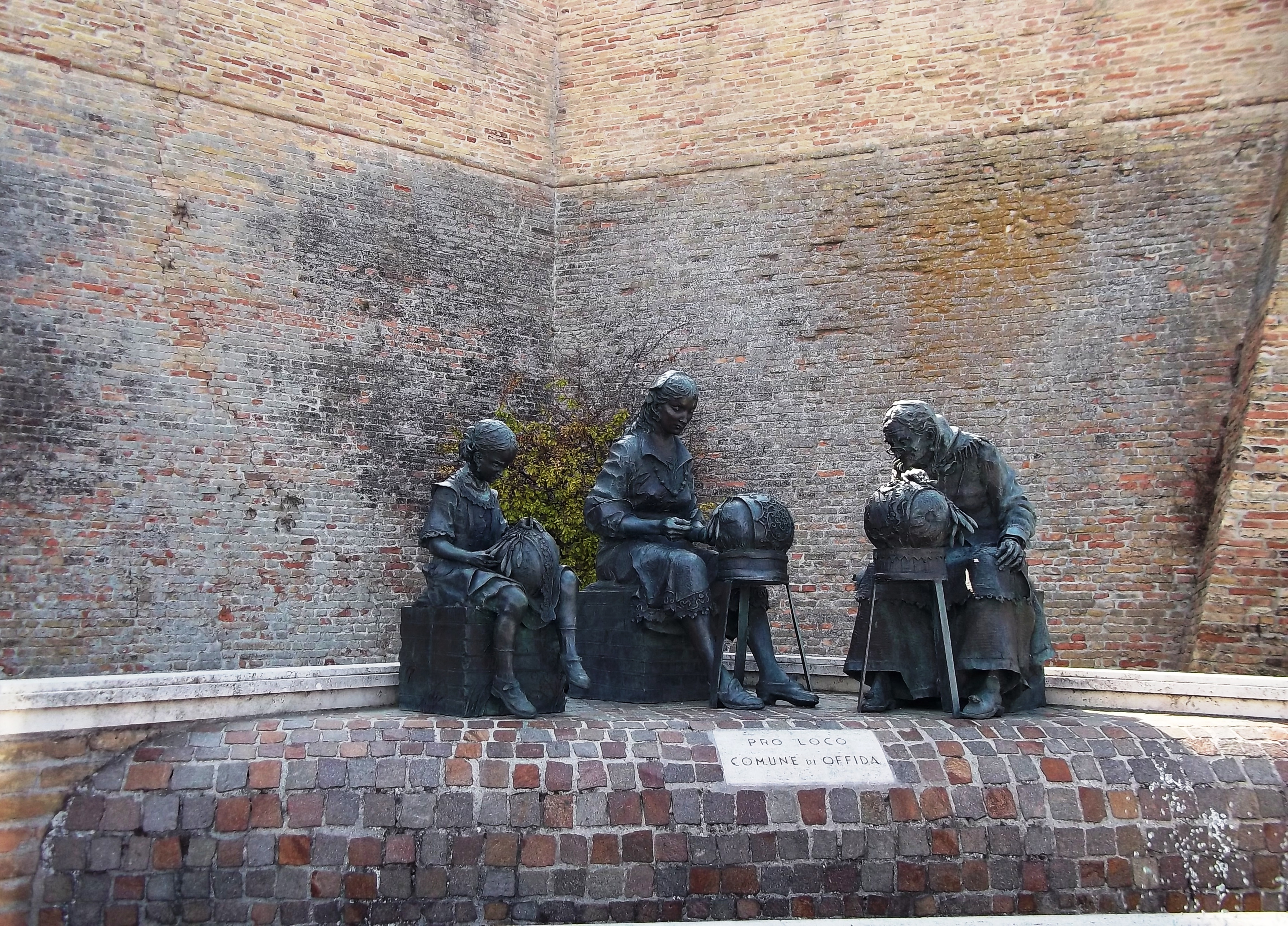 Fontein monument voor de kant maker - Offida | Secret World Trip Planner