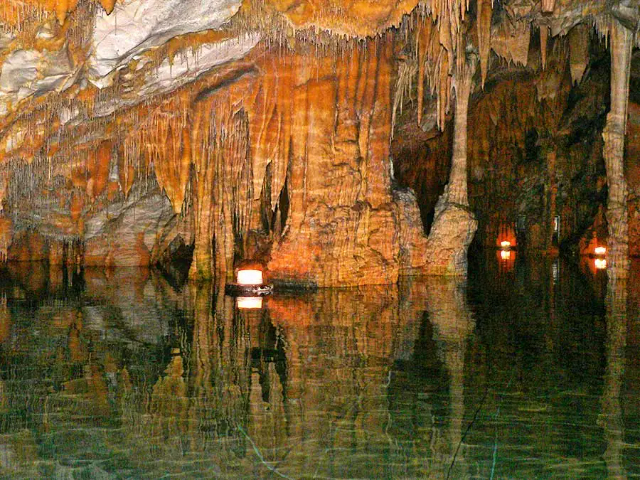 As grutas de Diros: um paraíso subterrâneo no Peloponeso - Pyrgos Dirou | Secret World Trip Planner