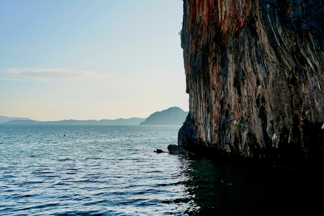Entdecke die Inseln von Phuket: Natur und Nachtleben - Distretto di Mueang Phuket | Secret World Trip Planner