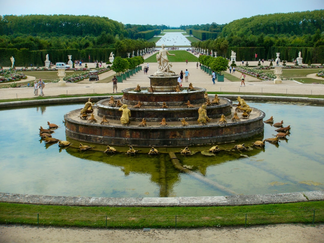 La magnifica Reggia di Versailles: un viaggio nel lusso - Place d'Armes | Secret World Trip Planner
