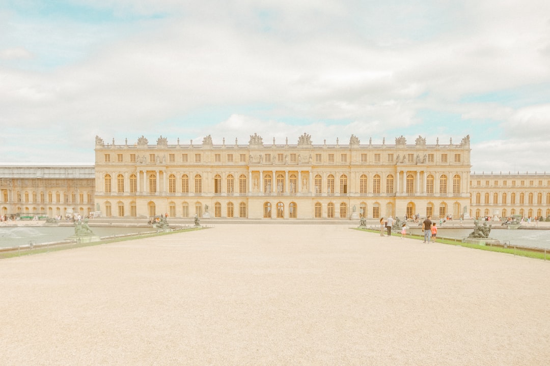 La magnifique Reggia de Versailles : un voyage de luxe - Place d'Armes | Secret World Trip Planner