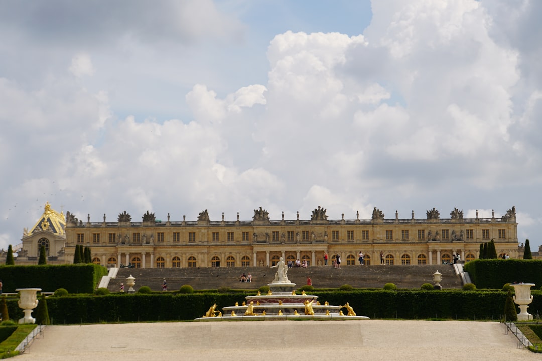 A Magnífica Reggia de Versailles: Uma Viagem de Luxo - Place d'Armes | Secret World Trip Planner