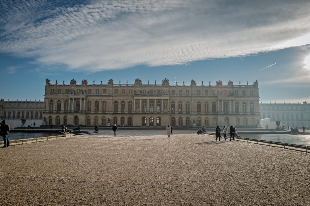 A Magnífica Reggia de Versailles: Uma Viagem de Luxo - Place d'Armes | Secret World Trip Planner