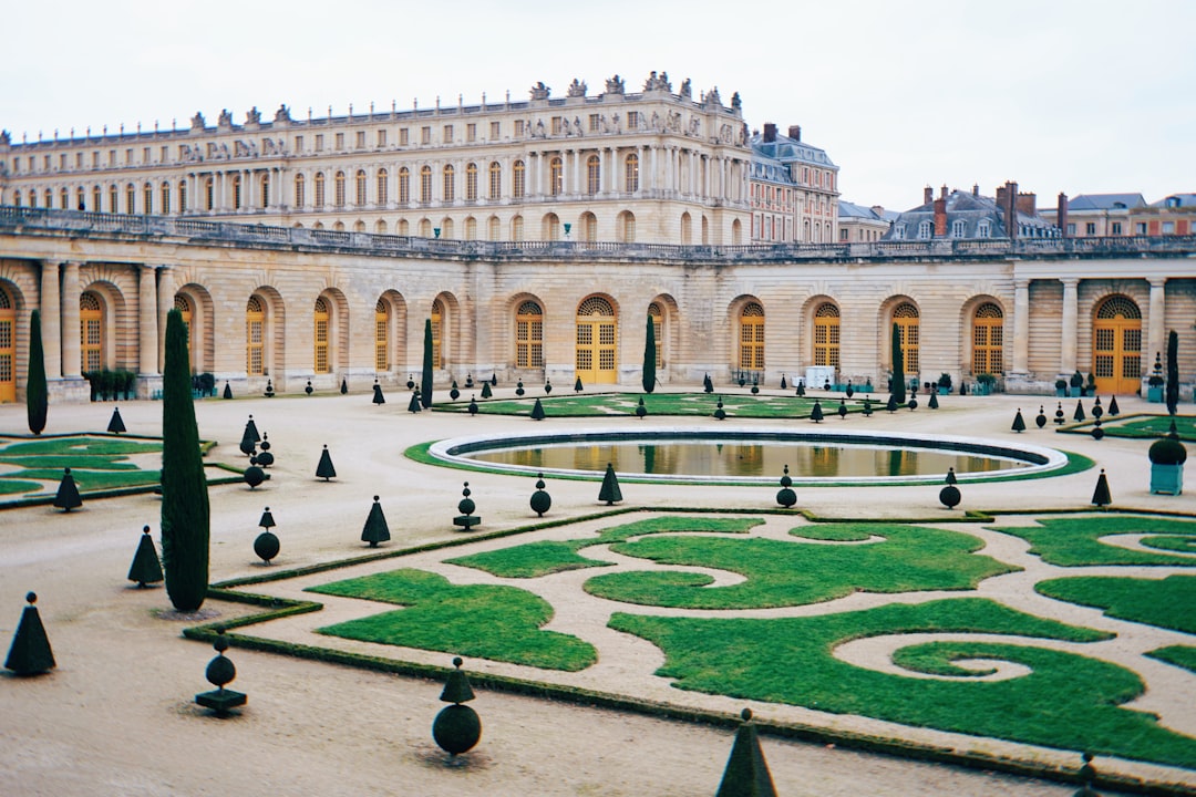 豪華なヴェルサイユ宮殿:贅沢の旅へ - Place d'Armes | Secret World Trip Planner