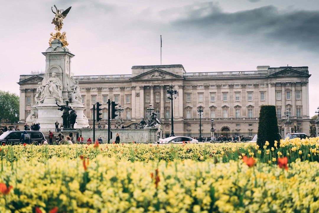 버킹엄 궁전 탐방: 예술과 건축의 매력 - Londra SW1A 1AA | Secret World Trip Planner