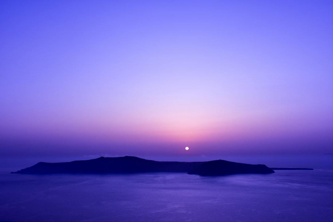 Tramonti de Sonho em Santorini: O Encanto de Oía - Nik. Nomikou | Secret World Trip Planner