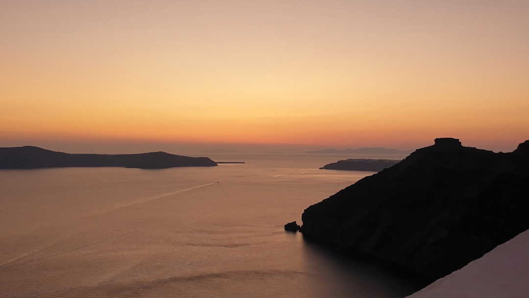 Tramonti de Sonho em Santorini: O Encanto de Oía - Nik. Nomikou | Secret World Trip Planner