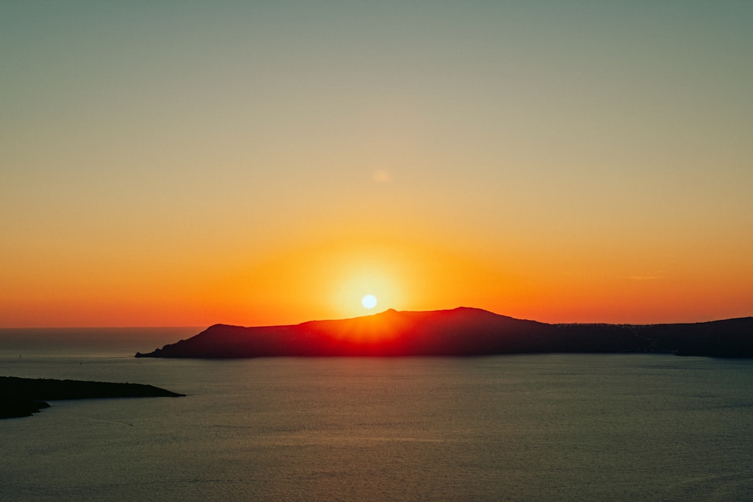 Tramonti de Sonho em Santorini: O Encanto de Oía - Nik. Nomikou | Secret World Trip Planner